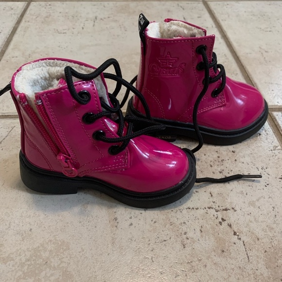 🎀 OVEKOS Hot Pink Patent Fur Lined Toddler Combat Boots EU 20 (4.5/5) - Picture 3 of 9